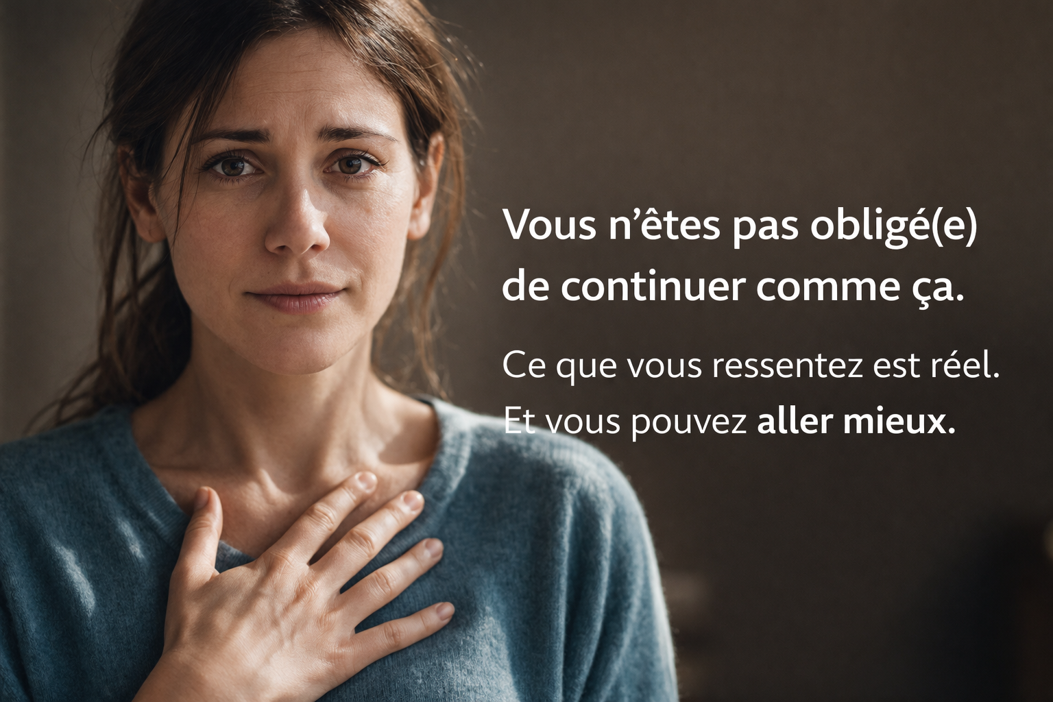 Personne ressentant une montée d’angoisse, main sur la poitrine